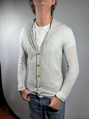Scotch & Soda S - Hej och välkommen till byTorén. Detta är en kofta från Scotch & Soda i storlek M men sitter som S. Modell på bild är ca 182, 67kg. Plagget är i bra skick utan några defekter. Tveka inte på att höra av dig, även om det skulle vara minsta lilla;)