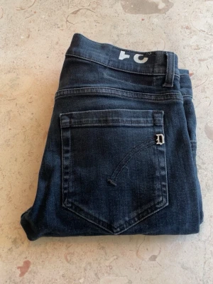 Dondup jeans  - Säljer ett par svarta dondup jeans för bra pris! Nypris: 4000kr, hojta till för fler frågor eller liknande! (Pris går att diskuteras!)
