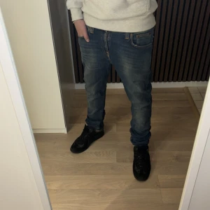 Nudie Jeans  - Säljer nu dessa Nudie Jeans! | Skick: 9/10 | Nypris: 2500 kr | Skriv vid frågor och intresse!🤝