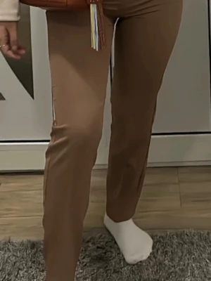 Beiga mjukisbyxor från Blondy - Snygga beiga mjukisbyxor från Blondy i rak modell. Byxorna har hög midja och är tillverkade i ett mjukt och stretchigt material som sitter skönt. Perfekta för en chill och stilren look.