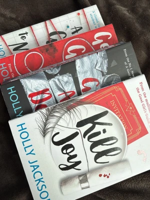 Bok/böcker - Fyra spännande pocketböcker av Holly Jackson i använt skick. En för 70kr och alla för 230kr. Pris går alltid att diskuteras☺️
