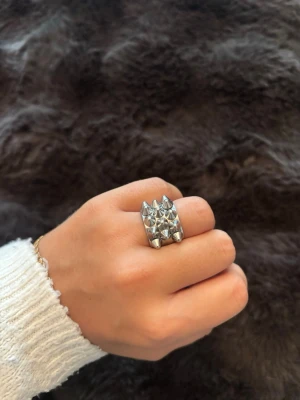 Edblad ring med nitar - Silvrig Edblads ring med nitar🤍