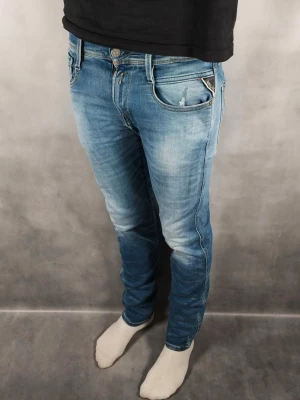 Replay Anbass - Replay Anbass Jeans • Storlek: 28/32 • Skick: 9/10 – fint skick, utan skavanker • Inkluderas: Endast jeansen • Nypris: Ca 2 000 kr • Passform: Modellen på bilden är 180 cm lång, väger 65 kg •