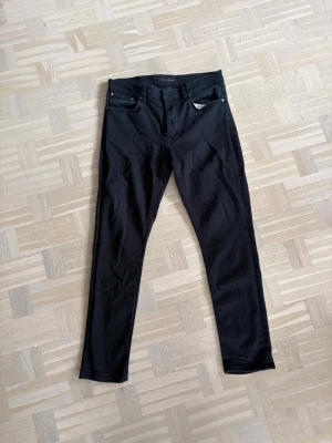 Svarta nudie jeans - Modell: lean dean (rak passform). Längd 32 