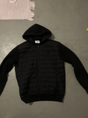 Burberry cardigan  - Svart burberry cardigan, perfekt t vintern o den är helt ny. Storlek m 