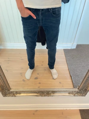 Mörkblå Slimfit jeans - Snygga Slimfit jeans i mörkblå färg, riktigt clean. Från haze&finn. Modellen är 183, storlek 29/32. Hör av er vid funderingar!