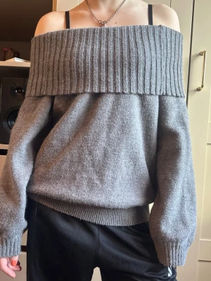 Grå off shoulder stickad tröja - Säljer en grå off shoulder stickad tröja, perfekt till hösten.