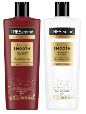 TRESemmé Keratin Smooth duo 400ml - TRESemmé Keratin Smooth schampo och balsam, 400 ml vardera. Schampot kommer i en vinröd flaska och balsamet i en vit flaska, båda med svart lock och guldfärgade detaljer. Innehåller hydrolyserat keratin för slätt och glansigt hår. Har endast använt 1 gång så hela flaskorna e fyllda 
