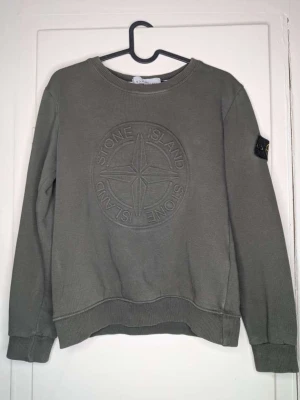 Stone Island sweatshirt - Tjena! Jag säljer en riktigt snygg Stone Island sweatshirt! Den är i mycket bra skick och har inga defekter! Den är självklart äkta✅ Skicka om du har några frågor!😁