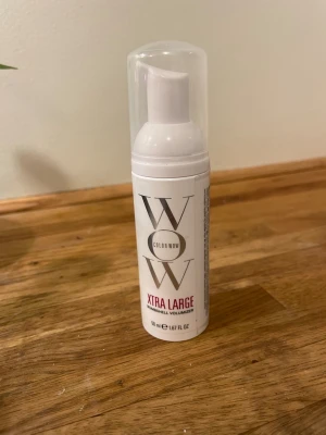 Color Wow Xtra Large Volymmousse - Volymgivande mousse från Color Wow i en vit plastflaska med pump och genomskinligt lock. Produkten heter Xtra Large och är perfekt för att skapa fylligare hår utan att tynga ner. Innehåller 50 ml och är enkel att applicera. Testad max 4 gånger