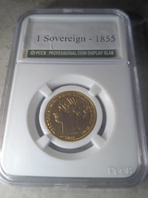1 Sovereign guldmynt 1855 Australien - Säljer ett 1 Sovereign guldmynt från 1855, Australien. Myntet är inkapslat i en PCCB Professional Coin Display Slab. Framsidan har ett porträtt och baksidan visar en krona med texten 'AUSTRALIA' och dekorativa detaljer. Perfekt för samlare!