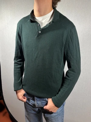 Jack & Jones pikétröja M - Hej och välkommen till byTorén. Detta är en pikétröja från Jack & Jones i storlek M med normal passform. Modell på bild är ca 182, 67kg. Plagget är i bra skick utan några defekter. Tveka inte på att höra av dig, även om det skulle vara minsta lilla;)