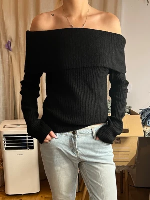 Off-shoulder stickad tröja  - Super fin off-shoulder (stickad/virkad?) tröja från H&M, svart storlek M. Använd typ 1 gång därav säljer jag!