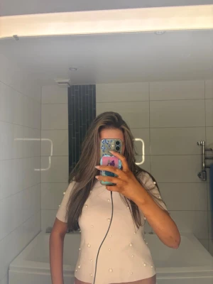 Ljusrosa  topp med pärlor - Söt topp med pärlor på som ger en gullig touch. Super skick,