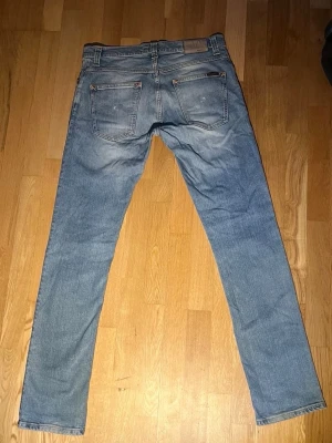 Nudie jeans - Modell : grim tim midja 41 cm ytterbens längden ca 112 cm storlek 32x34