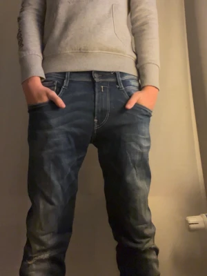 Replay jeans - Hej! Säljer ett par blåa replay jeans med snygga slitningar, perfekt för hösten, matchar till allt. Hör av dig vid frågor!😁