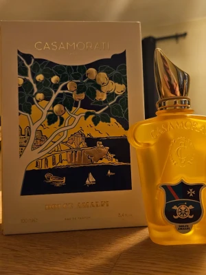 Xerjoff Casamorati Dolce Amalfi 100 ml - Xerjoff Casamorati Dolce Amalfi ca 5-6 ml kvar, perfekt för den som vill testa och även få denna fantastiska flaska samt förpackning på köpet.