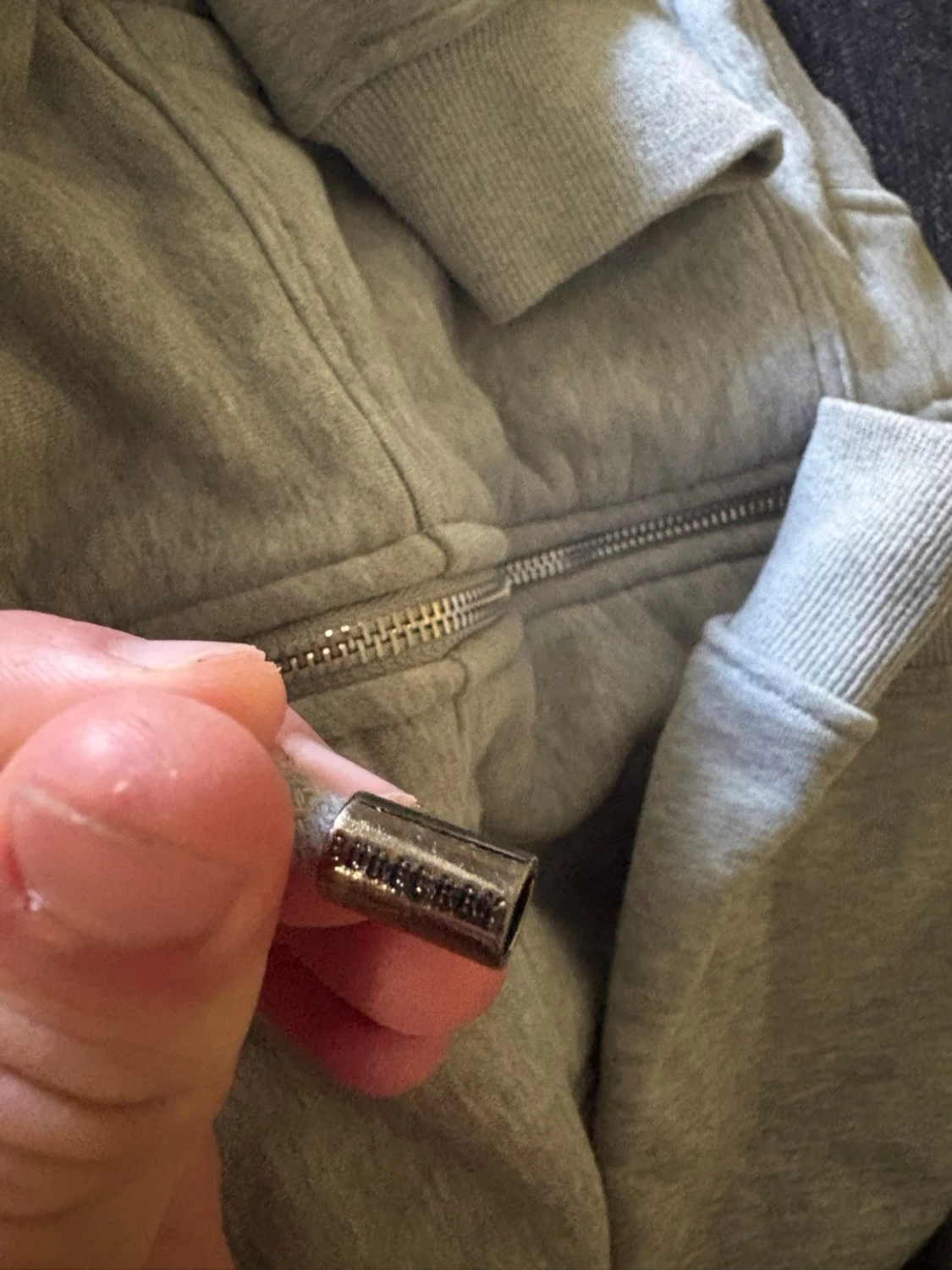 Grå hoodie med dragkedja och mönstrad huva - 3