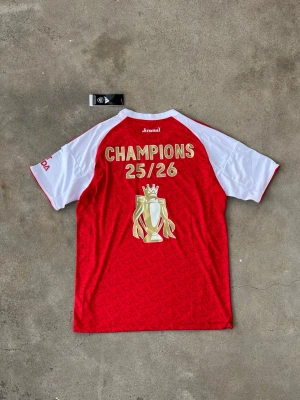 Arsenal 2025/26 Hemmatröja - Champions Edition - Arsenals Hemmatröja för säsongen 25/26. Premier League Champions Edition. Ny med lapparna, storlek M