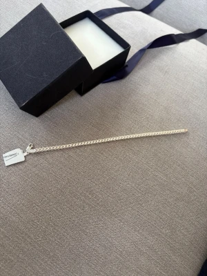 Flomberad silverarmband 925 - Stilrent silverarmband från Flomberad i klassisk pansarlänk/curb chain-design. Stämplat 925, vilket visar att armbandet är i sterlingsilver. Längden är cirka 20 cm.  Kommer med tillhörande etikett och presentask. Mycket fint skick och passar både till vardags och mer uppklätt.  