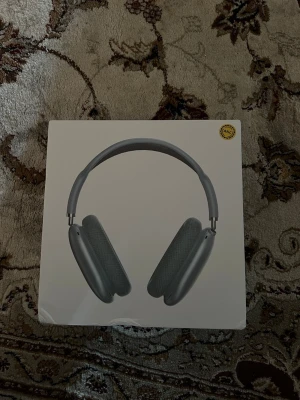 AirPods Max  - Snygga mörkgrå over-ear hörlurar med stilren design och mjuka öronkuddar. Bygeln är vadderad för extra komfort och kåporna har en matt finish. Hörlurarna levereras i originalförpackning och inkluderar ett skyddsfodral.