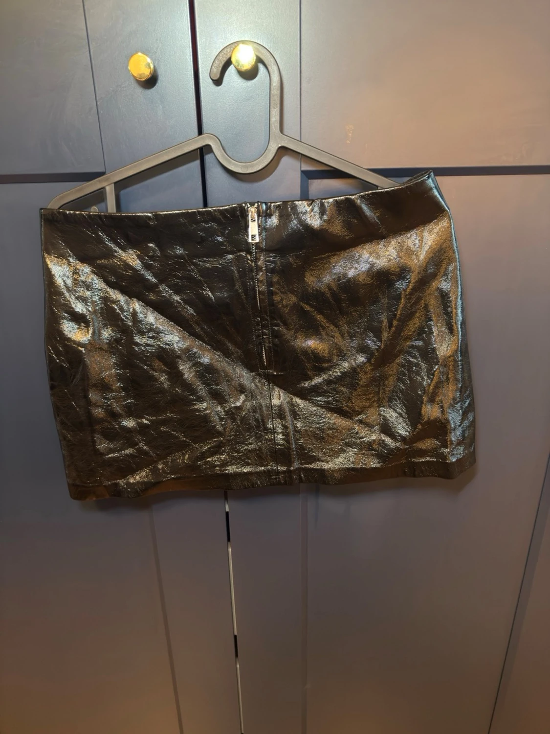 Metallic svart kortkjol i syntet - 1
