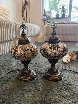 Turkiska mosaiklampor - Två handgjorda och oanvända turkisk mosaik bordslampor. Äkta färgat glas. Metallstomme. Levereras i originalförpackning. Löstagbara delar. Medföljer LED-glödlampor med varmvitt sken. 37x18cm, se sista bilden för måttritning. Även lik marockansk och Tiffany-stil.