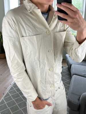 Overshirt Cremevit  - Väldigt snygg och trendig perfekt nu inför det kallare vädret! Mått: A:45 B:45 C:50 D:64 (cm) Skriv vid fundering! 😇🙌