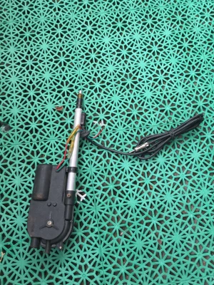 Elektrisk utdragbar antenn - Säljer en elektrisk utdragbar antenn med svart plast- och metallhus. Antennen har flera färgade kablar och en kontakt för anslutning. Perfekt för dig som behöver ersätta eller uppgradera bilens radioantenn eller liknande elektronikprojekt.
