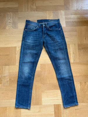 Blå jeans från Dondup  - Blå jeans från Dondup, storlek 30 med passformen George. Hör av dig kring funderingar!