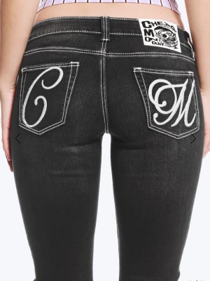 Svarta gråa jeans med design  - Snygga jeans från cheap Monday som tyvärr är för små för mig. I helt nytt skick med prislapp! Köpta för 600kr.