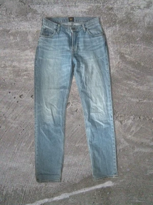 Lee West jeans - Säljer ett par ljusblå skinny jeans från Lee med klassisk femficksmodell och hög midja. Jeansen har en snygg tvättad look och Lee-logga på bakfickan. Perfekta till vardags för en avslappnad men trendig stil.
