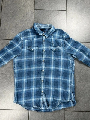 Flanellskjorta herr storlek M - Flanellskjorta för herr i ett mycket fint skick. Storlek 2XL men väldigt liten i storleken och passar därför som en M. 