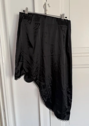 Svart satin kjol - Från Opera sport