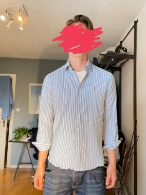Ralph lauren skjorta - En väldigt snygg skjorta från Ralph Lauren. Den är i mycket bra skick. Skriv om ni har några frågor! Storlek M