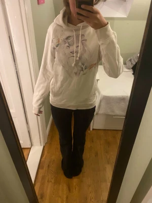 Hoodie med lejontryck - Säljer en cremefärgad hoodie med tryck i ekologisk bomull. storlek XS, skulle däremot säga att den känns som S. Lejonet på hoodien är en symbol för staden Braunschweig i Tyskland, den är även köpt där.