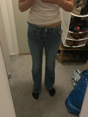 Blå bootcut jeans med mid/low waist  - Snygga blå bootcut jeans i bra skick, knappt använda 