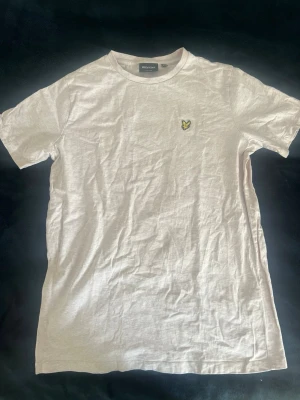 Rosa  t-shirt  - Klassisk rosa T-shirt från Lyle and Scott i storlek 176 💕