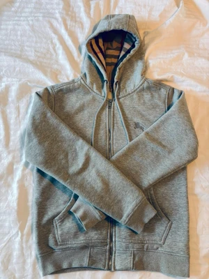 Burberry Zip Hoodie - Inte så mycket att säga. Riktig stilig Burberry zip hoodie. Passar för många olika klädstilar och även som en vardaglig klädesplagg. Storleken är Medium och passar för ungdomar. Priset kan diskuteras!
