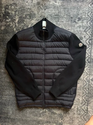 Moncler cardigan  - Moncler cardigan premium perfekt nu för hösten och att skolan har startat denna cardiganen kommer få dig att skynna Storlek XL passar M/L