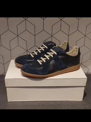 Maison Margiela gats  - Marinblå MM gats || Storlek 41, passar även 41,5 || Box och dustbags medföljer 