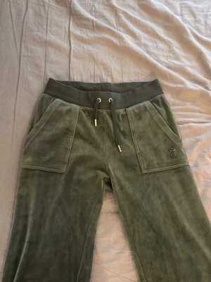 Juicy couture med fickor - Gröna juicy couture byxor. Lite slitna längst ner på benen
