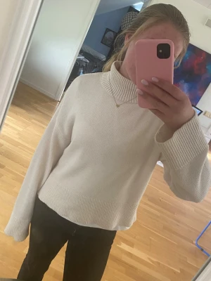 Beige stickad polotröja - Super fin men använder inte så mycket längre! Använd men inga skador eller defekter! Super skön och passar till mycket!! Pris kan diskuteras 