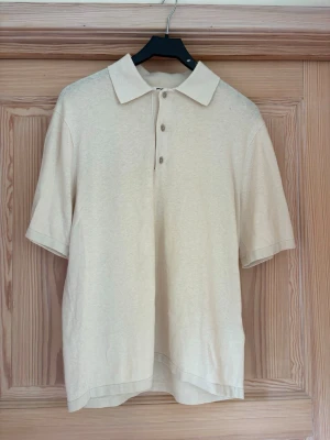 Beige polotopp  - Stilren beige polotopp i strlk.S
