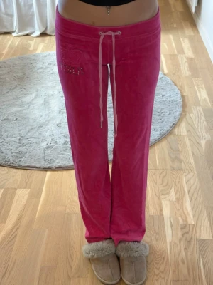 Rosa vintage Juicy Couture byxor  - Äkta lågmidjade vintage juicy couture byxor, dem är använda och lite av stenarna är borta (se sista bilden)