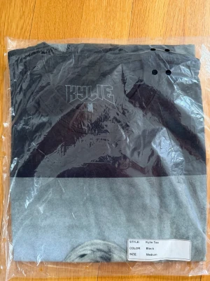 Kylie x Calabasas T-shirt Svart M - Svart Kylie Jenner X calabasas T-shirt i storlek m. Tröjan är helt oanvänd och ligger i sin original påse - inte ens testad.