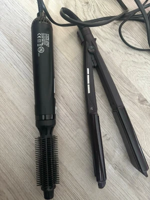 Plattång och varmluftsborste Babyliss - Säljer ett set med en svart plattång och en svart varmluftsborste från Babyliss. Perfekt för att styla håret med både lockar och rakt resultat. Båda har sladd och är enkla att använda. Passar dig som vill fixa håret snabbt och smidigt hemma. 120kr för båda 