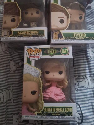 Wicked funko pops - Säljer Glinda i hennes bubble klänning, Fiyero och scarecrow funko pops. Scarecrow och fiyero går knappt att få tag i. Dom är helt oanvända bara tagits ut vissa ggr annars bara stått på ett vitrinskåp. Säljer en för 120 annars alla för 320