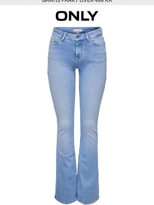 Ljusblå bootcut jeans från ONLY - Jättesnygga oanvända jeans från only som fortfarande har prislappen kvar. Säljer eftersom att dem är lite för korta för mig:( nypris är 670💞längden är 32