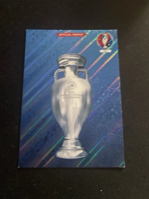 Panini UEFA Euro 2016 Trophy-kort - Samlarobjekt från Panini UEFA Euro 2016, officiellt Trophy-kort med holografisk yta och motiv av EM-pokalen. Kortet har blå bakgrund med regnbågsskimrande linjer och UEFA-logga. Perfekt för fotbollsentusiasten eller samlare.